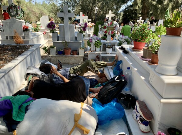 Μόρια: Ενισχύονται οι αστυνομικές δυνάμεις στη Λέσβο με ΜΑΤ και αύρες - Πρόσφυγες κοιμούνται σε κοιμητήρια