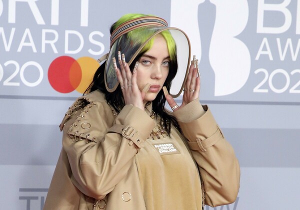 Η Billie Eilish εγκατέλειψε τα social media λόγω των τρολ