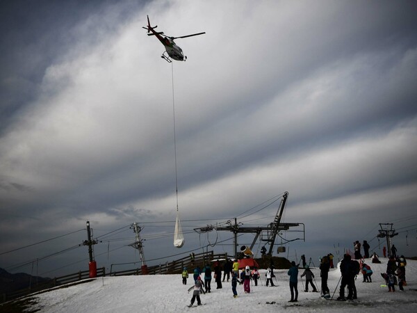 Μετέφεραν χιόνι με ελικόπτερο - Οργή οικολόγων για χιονοδρομικό κέντρο στη Γαλλία