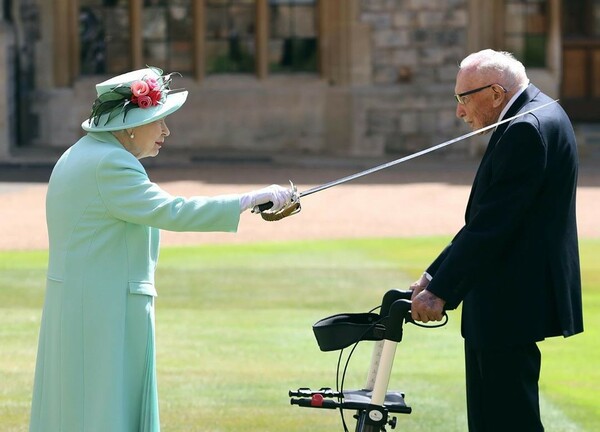 Η βασίλισσα Ελισάβετ έχρισε ιππότη τον «Captain Tom»- Τον βετεράνο που συγκέντρωσε 32 εκατ. για το NHS
