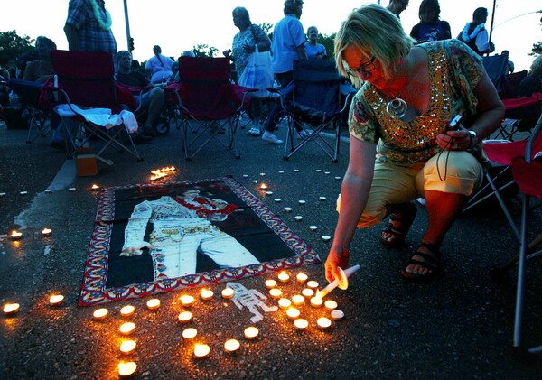 Περισσότεροι από 700 φανς στην αγρυπνία του Έλβις Πρίσλεϊ - Για τα 43 χρόνια από τον θάνατό του