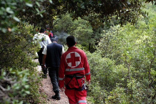 Έρευνες της ΕΜΑΚ για τον εντοπισμού αστυνομικού που έπεσε σε γκρεμό στο Πάπιγκο