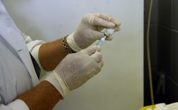 Σε «επιφυλακή» οι ειδικοί για την αύξηση των κρουσμάτων της γρίπης