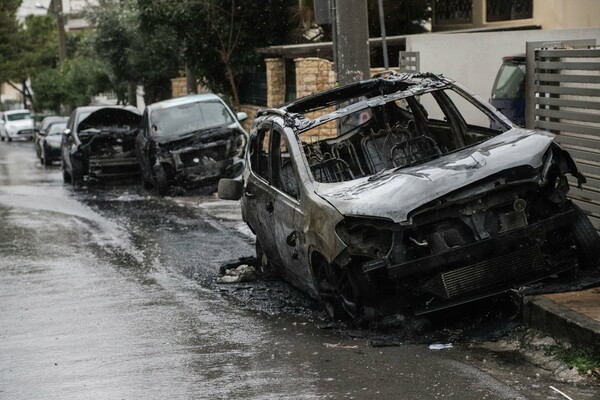 Άγνωστοι πυρπόλησαν αυτοκίνητα στην Ευελπίδων -Τι ερευνά η ΕΛ.ΑΣ.