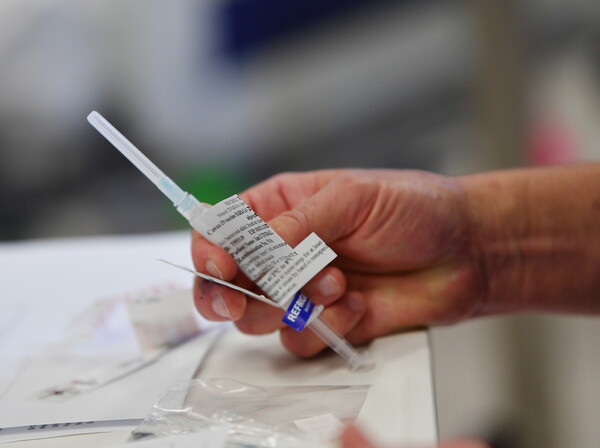 Ράαμπ: Η Ρωσία πίσω από επιθέσεις στην έρευνα για το εμβόλιο του κορωνοϊού- Για σαμποτάζ ή όφελος
