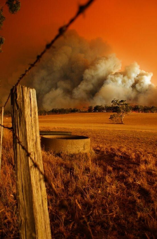 Στη θάλασσα για να σωθούν από τις φλόγες χιλιάδες άνθρωποι στην Αυστραλία - Τρόμος και νεκροί από την πυρκαγιά