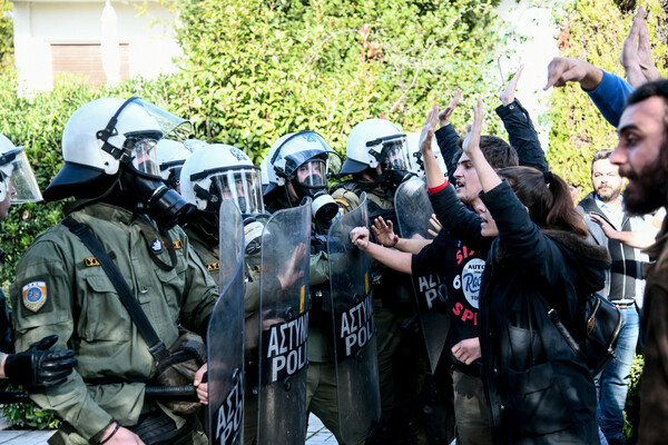 Επεισόδια μεταξύ ΜΑΤ και φοιτητών στο Καβούρι - Κλειστή η λεωφόρος Ποσειδώνος