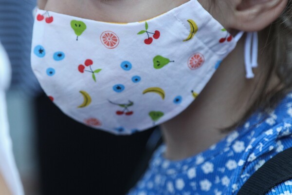 Εντάσεις έξω από σχολεία: Γονείς μαθητών εναντιώνονται στις μάσκες, παρά την πανδημία κορωνοϊού