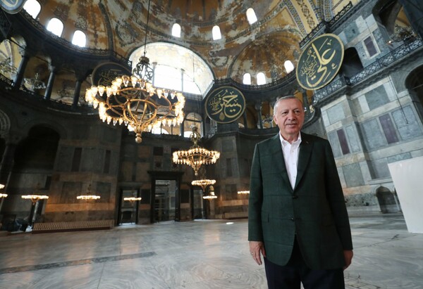 Στην Αγία Σοφία ο Ερντογάν - Επιβλέπει τις εργασίες μετατροπής σε τζαμί