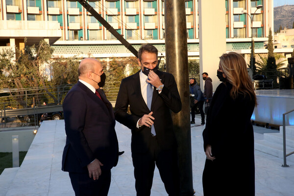 Εικόνες από την ξενάγηση στην Εθνική Πινακοθήκη - Μητσοτάκης: Απλοί άνθρωποι έχτισαν με αίμα τη σύγχρονη Ελλάδα