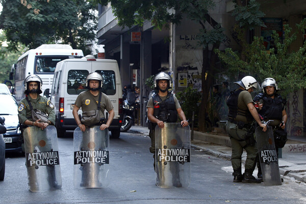 Εξάρχεια: Επιχειρήσεις της αστυνομίας σε δύο κτίρια υπό κατάληψη