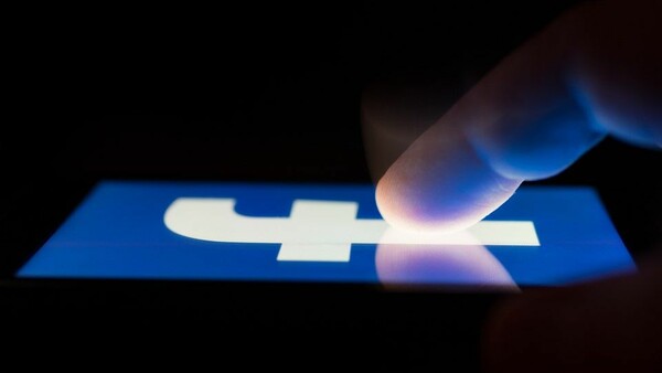 Facebook: Έρχεται η νέα εμφάνιση και το Dark Mode