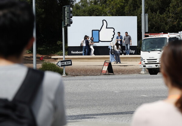 Στην τηλεργασία στρέφεται το Facebook - «Από το σπίτι οι μισοί υπάλληλοι έως το 2030»