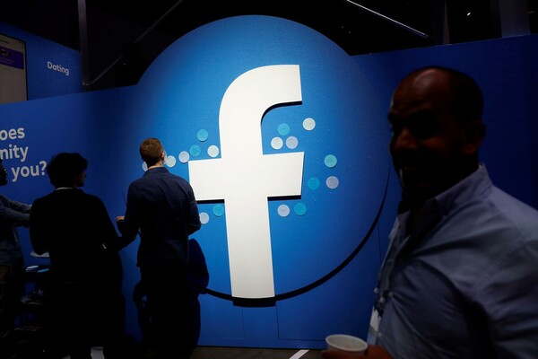 Το Facebook απειλεί πως θα απαγορεύσει να μοιράζονται ειδήσεις οι χρήστες στην Αυστραλία