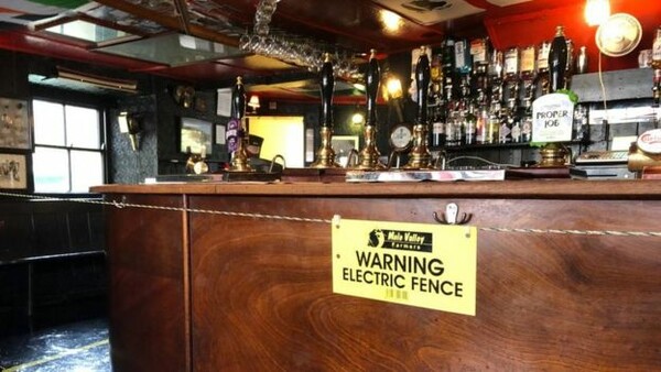 Κορωνοϊός: Ιδιοκτήτης παμπ έβαλε «ηλεκτρικό φράχτη» μπροστά στο μπαρ