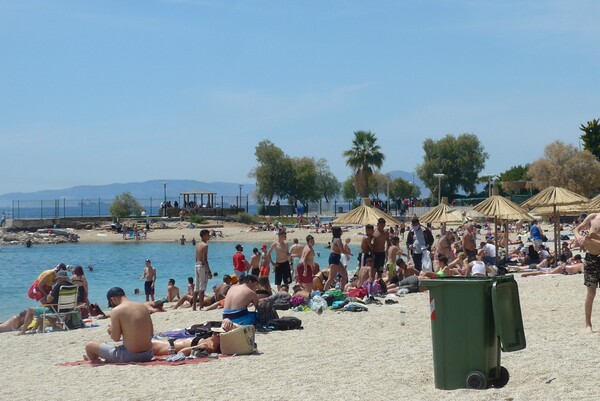 Οι Αθηναίοι στις παραλίες με σύμμαχο την καλοκαιρία - Αυξημένη η κίνηση στην παραλιακή