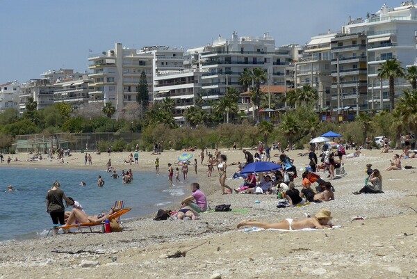 Οι Αθηναίοι στις παραλίες με σύμμαχο την καλοκαιρία - Αυξημένη η κίνηση στην παραλιακή