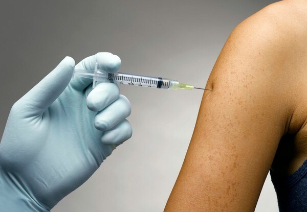 «Καμπανάκι» από ΙΣΑ για το εμβόλιο της γρίπης - Ποιες ομάδες συνίσταται να το κάνουν άμεσα