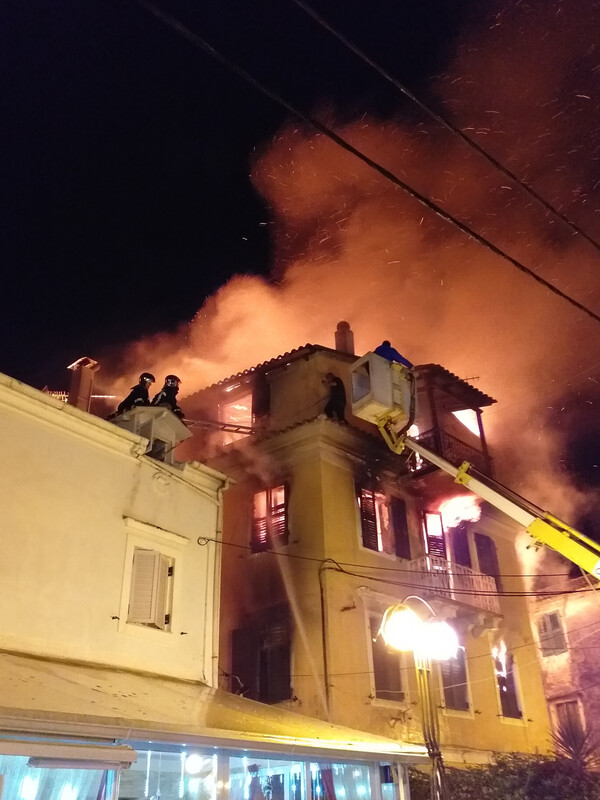 Φωτιά σε σπίτι στην Κέρκυρα: Μητέρα έπεσε με το παιδί της από το μπαλκόνι - Διέσωσαν άτομο από τα κεραμίδια