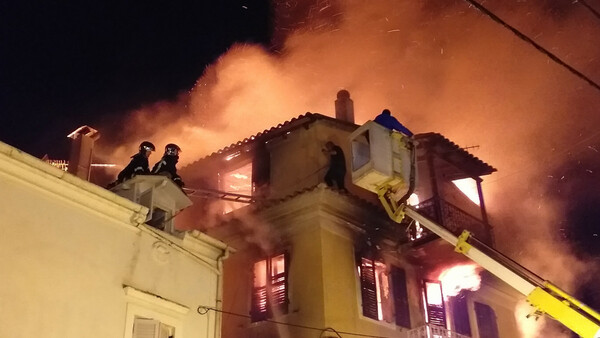 Φωτιά σε σπίτι στην Κέρκυρα: Μητέρα έπεσε με το παιδί της από το μπαλκόνι - Διέσωσαν άτομο από τα κεραμίδια