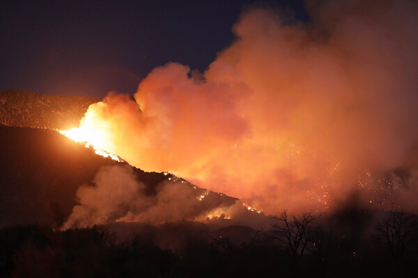 Καλιφόρνια: Σχεδόν 8.000 κάτοικοι απομακρύνθηκαν απ'τις εστίες τους - Λόγω της πυρκαγιάς Apple Fire