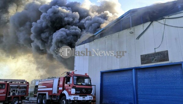 Ηρακλειο: Μεγάλη φωτιά σε εργοστάσιο τυποποίησης ελαιολάδου