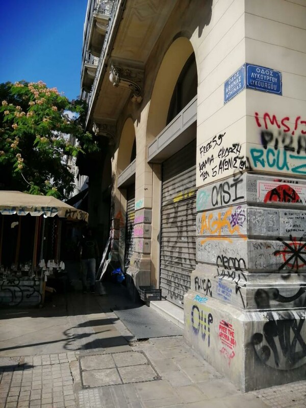 Αντιγκράφιτι επιχείρηση σε όλη την οδό Αθηνάς (Φωτογραφίες)