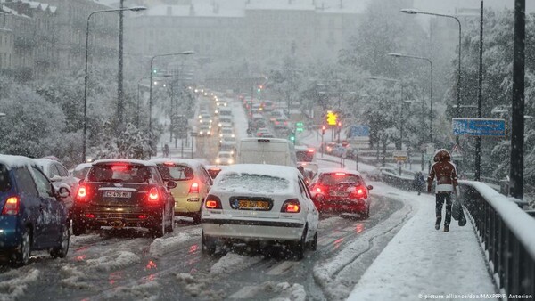 Σοβαρά προβλήματα στη Γαλλία από την χιονόπτωση - Χωρίς ρεύμα 200.000 νοικοκυριά