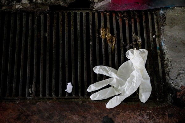 Έκκληση από δήμους: «Μην πετάτε μάσκες, γάντια και μαντιλάκια σε δημόσιους χώρους και τουαλέτες»