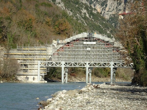 Στήθηκε ξανά το ιστορικό γεφύρι της Πλάκας στα Τζουμέρκα - ΦΩΤΟΓΡΑΦΙΕΣ