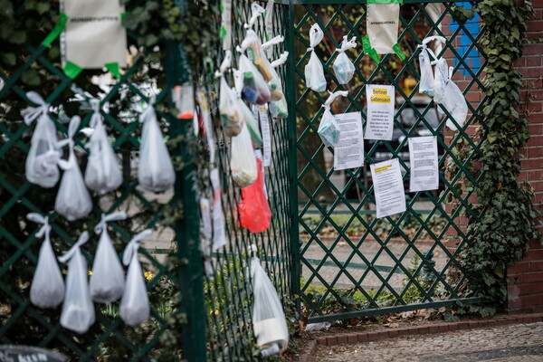 «Φράχτες αλληλεγγύης»: Εκεί που οι Γερμανοί κρεμούν είδη πρώτης ανάγκης για τους άστεγους