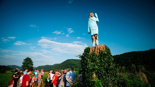 Πυρπόλησαν το άγαλμα που απεικόνιζε την Μελάνια Τραμπ στην Σλοβενία