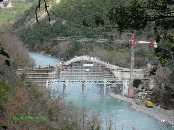Στήθηκε ξανά το ιστορικό γεφύρι της Πλάκας στα Τζουμέρκα - ΦΩΤΟΓΡΑΦΙΕΣ