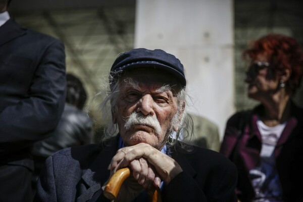 Μανώλης Γλέζος: Μεσίστια η ελληνική σημαία της Ακρόπολης την ημέρα της κηδείας του