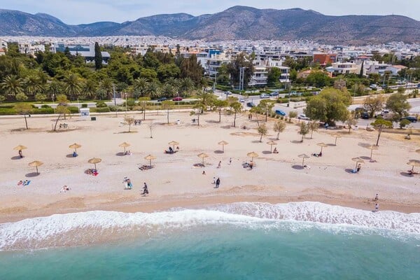 Η παραλία της Γλυφάδας μεταμορφώθηκε - Καθαριότητα, οι ομπρέλες αραιά και νέα άμμος για το καλοκαίρι με κορωνοϊό