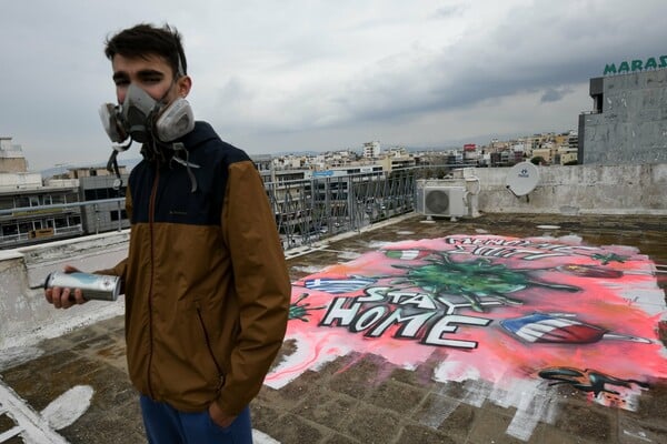 Κορωνοϊός: Γκράφιτι σε ταράτσα της Ηλιούπολης - Από έναν 16χρονο