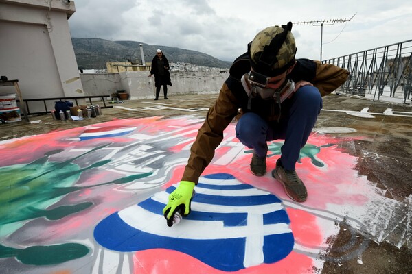 Κορωνοϊός: Γκράφιτι σε ταράτσα της Ηλιούπολης - Από έναν 16χρονο