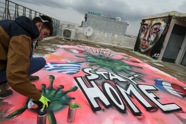 Κορωνοϊός: Γκράφιτι σε ταράτσα της Ηλιούπολης - Από έναν 16χρονο