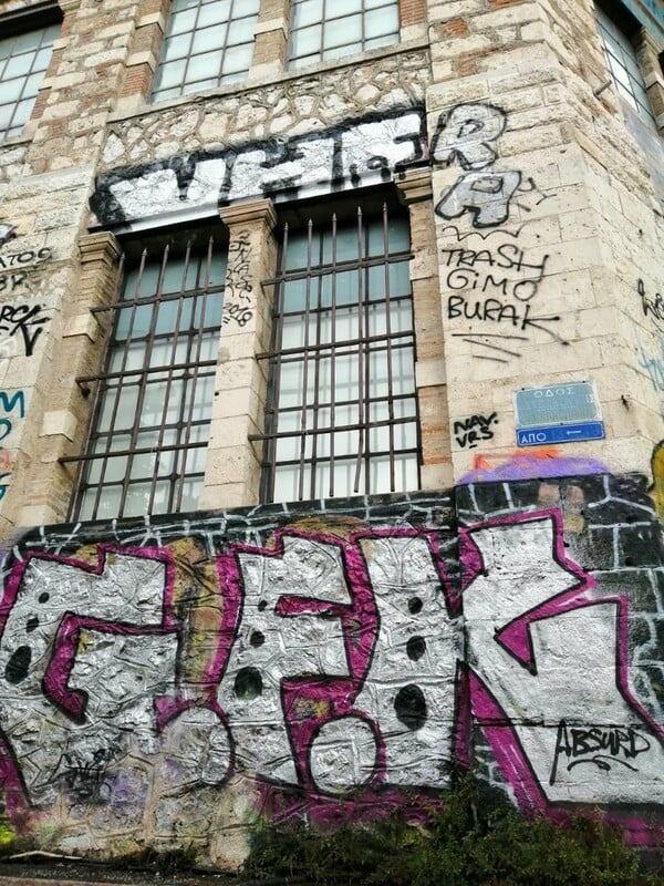 Αθήνα: Καθαρό από γκράφιτι το ιστορικό κτίριο «Πιλ-Πουλ»