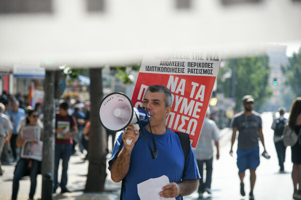 Η ΓΣΕΕ μαζεύει τις αφίσες της απεργίας από το κέντρο της Αθήνας