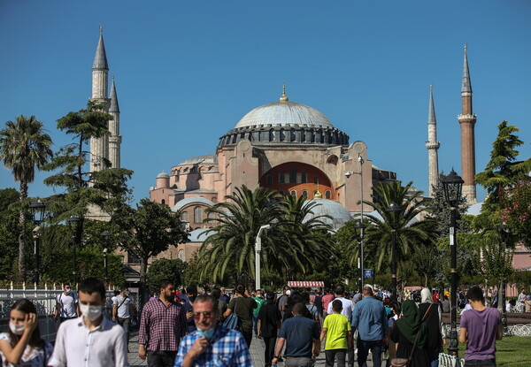 Πλήθος κόσμου έξω από την Αγία Σοφία - Αντίστροφη μέτρηση για την πρώτη μουσουλμανική προσευχή