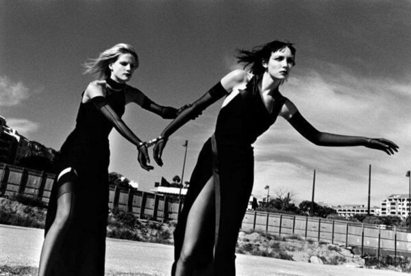 «Helmut Newton. Works»: Μια ρετροσπεκτίβα στο «enfant terrible» της φωτογραφίας μόδας