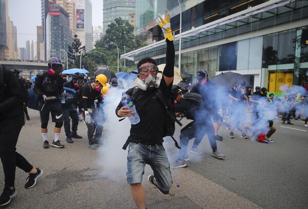Χονγκ Κονγκ: Νέες συγκρούσεις της αστυνομίας με τους διαδηλωτές