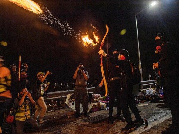 Τοξοβόλοι, φωτιά και βροχή μολότοφ στο Χονγκ Κονγκ - Περιμένουν την τελική «μάχη» σήμερα