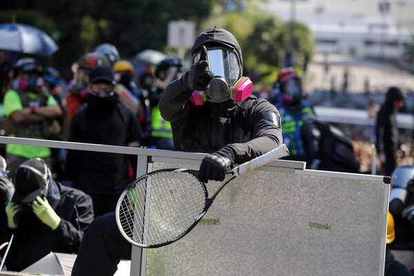 Τοξοβόλοι, φωτιά και βροχή μολότοφ στο Χονγκ Κονγκ - Περιμένουν την τελική «μάχη» σήμερα