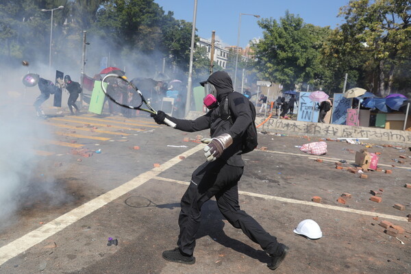 Τοξοβόλοι, φωτιά και βροχή μολότοφ στο Χονγκ Κονγκ - Περιμένουν την τελική «μάχη» σήμερα