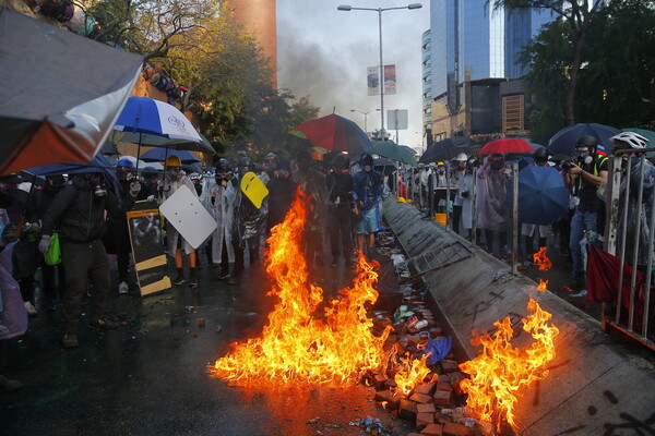 Τοξοβόλοι, φωτιά και βροχή μολότοφ στο Χονγκ Κονγκ - Περιμένουν την τελική «μάχη» σήμερα