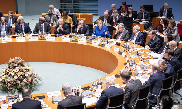 Οι διαπραγματεύσεις στη Διάσκεψη του Βερολίνου, σε μια φωτογραφία- Όλοι γύρω από την Μέρκελ
