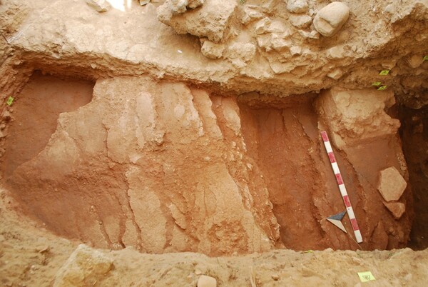 Λόφος Καστέλι: Νέα στοιχεία για το σεισμικό ρήγμα, όπου πραγματοποιήθηκε ανθρωποθυσία κατά τον 13ο αι. π. Χ.