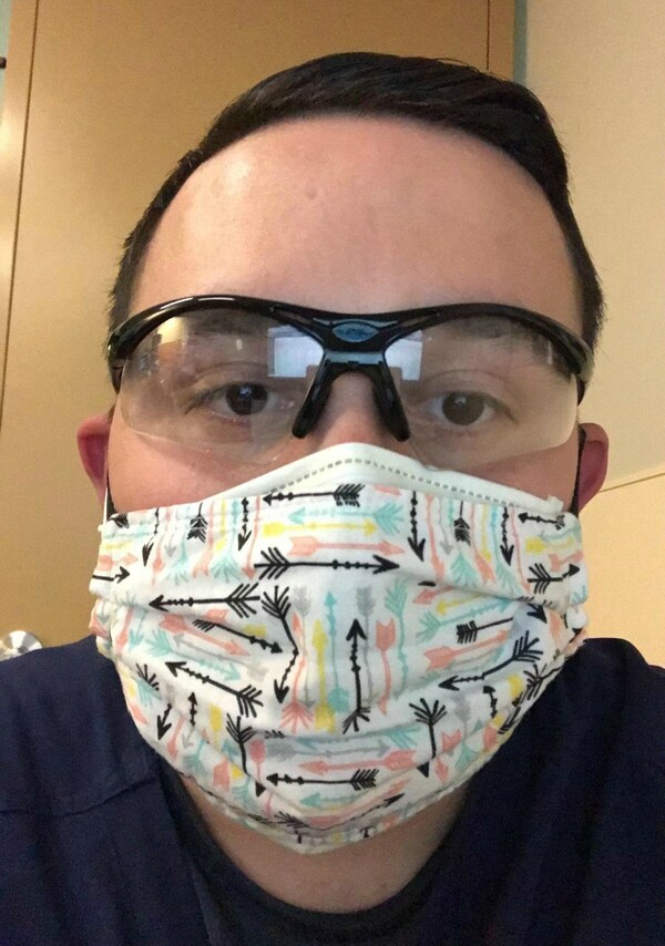 «Δεν είμαι ήρωας, κάνω τη δουλειά που σπούδασα»: Μια selfie του νοσηλευτή Jeremy Sakkas από το Φοίνιξ της Αριζόνα